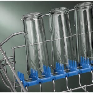 Trois grandes tasses en verre placées à l'envers dans le panier d'un lave-vaisselle ELECTROLUX EES48320L avec supports bleus.