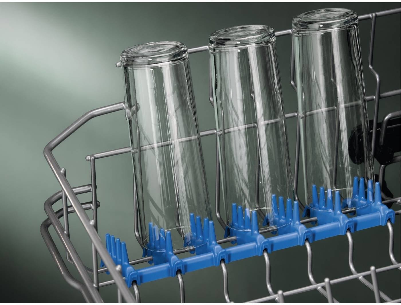 Trois grandes tasses en verre placées à l'envers dans le panier d'un lave-vaisselle ELECTROLUX EES48320L avec supports bleus.