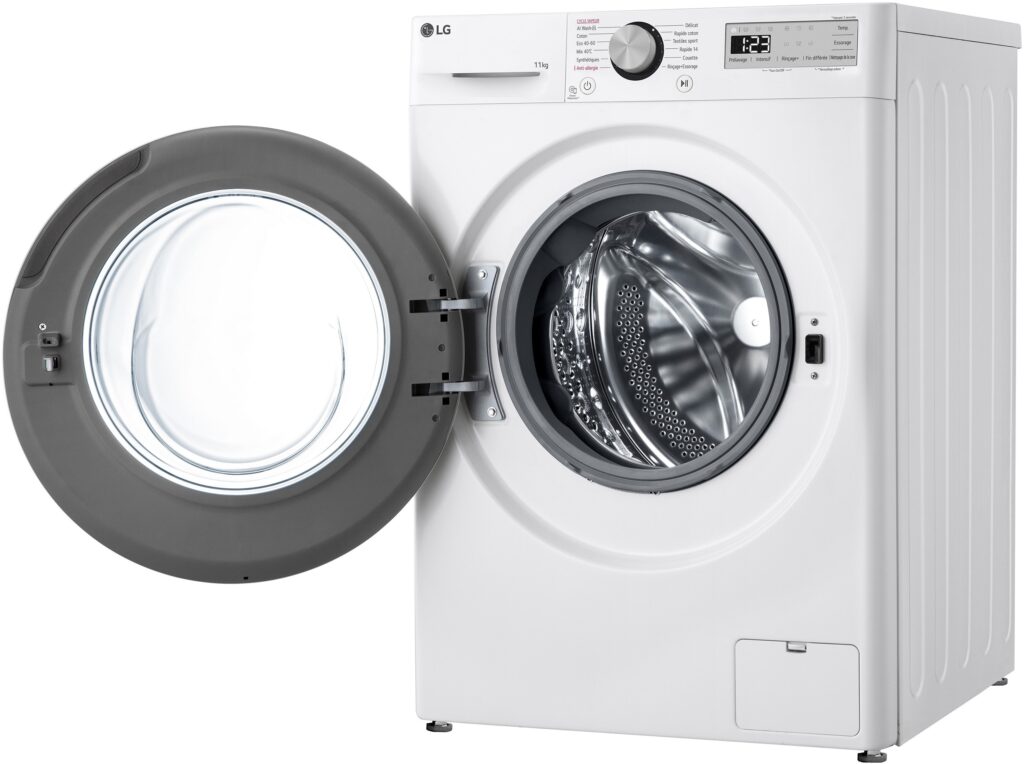 Lave-linge à chargement frontal LG F14R15WH avec la porte ouverte, révélant le tambour à l'intérieur.