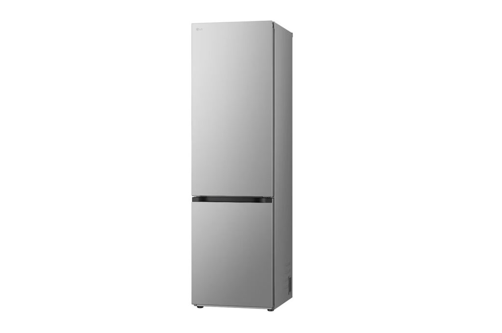 Le réfrigérateur LG GBV5240APY est doté d'un grand corps en acier inoxydable avec un congélateur inférieur, présentant un design élégant et minimaliste idéal pour les cuisines modernes.