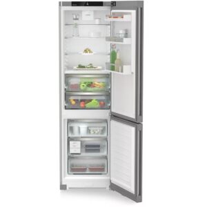 Le réfrigérateur LIEBHERR CBNSFC57Vi-22, avec ses portes ouvertes en acier inoxydable, révèle un éventail bien organisé d'aliments dans ses compartiments réfrigérateur et congélateur, soulignant son design et sa fonctionnalité impressionnants.