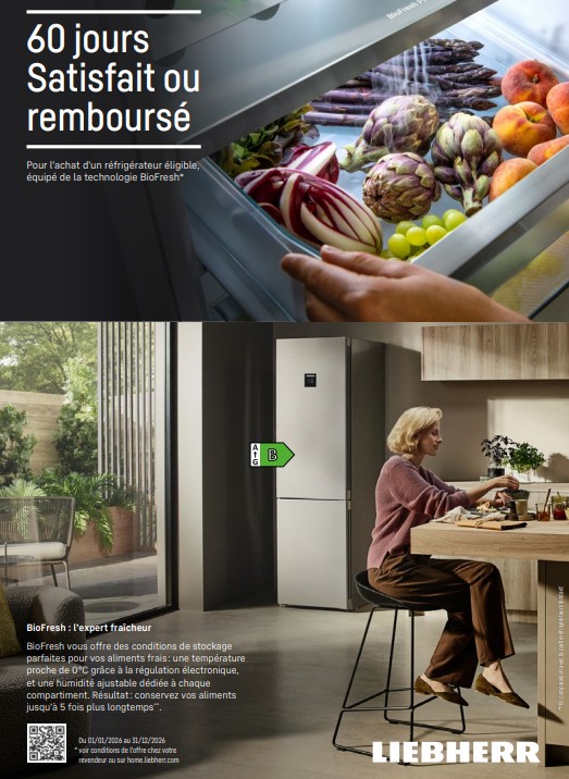 Une femme mange à une table près d'un réfrigérateur LIEBHERR moderne, dont le bac à fruits et légumes est ouvert et contient divers légumes frais, savourant son repas avec l'assurance offerte par la garantie « satisfait ou remboursé ».