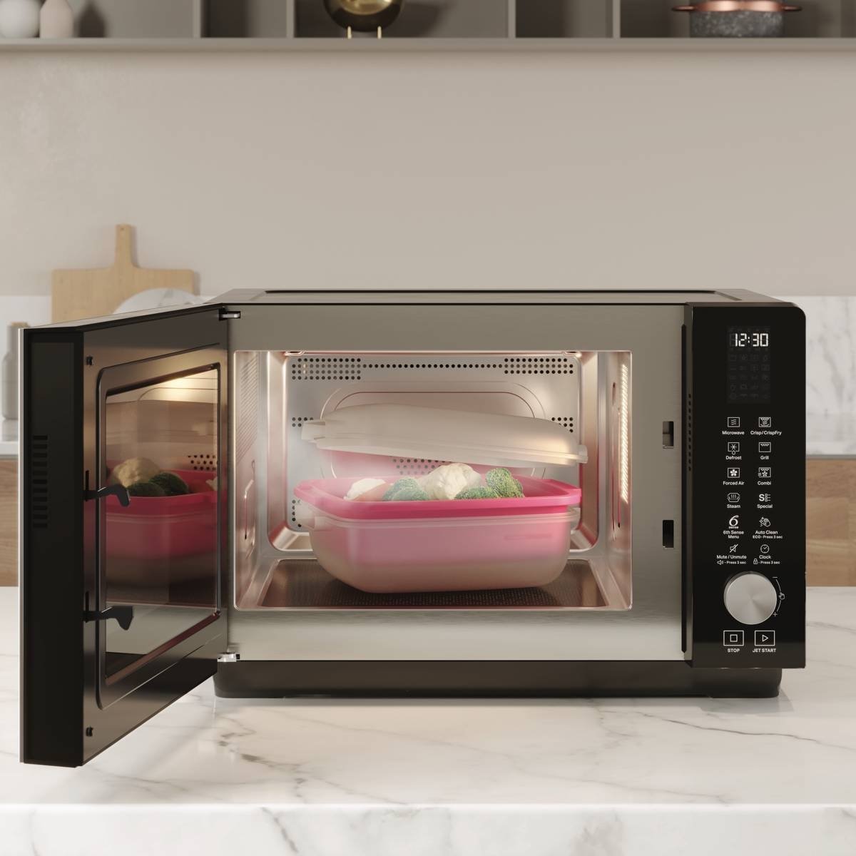 La porte ouverte du micro-ondes WHIRLPOOL MWF427BL met en valeur les aliments en train de cuire à la vapeur dans un récipient rose, accentuant parfaitement l'élégance de votre comptoir en marbre.