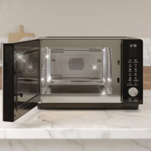 Le micro-ondes WHIRLPOOL MWF427BL orne élégamment un comptoir en marbre, bénéficiant d'une interface numérique moderne et d'un intérieur impeccable.