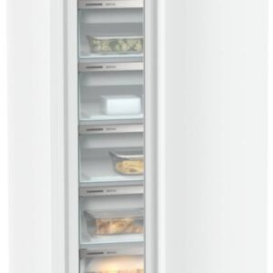 Le LIEBHERR FND7227-22 est un grand congélateur vertical blanc dont la porte est partiellement ouverte, révélant plusieurs tiroirs remplis d'aliments surgelés.