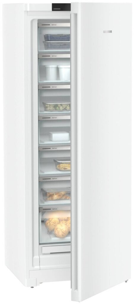 Le LIEBHERR FND7227-22 est un grand congélateur vertical blanc dont la porte est partiellement ouverte, révélant plusieurs tiroirs remplis d'aliments surgelés.