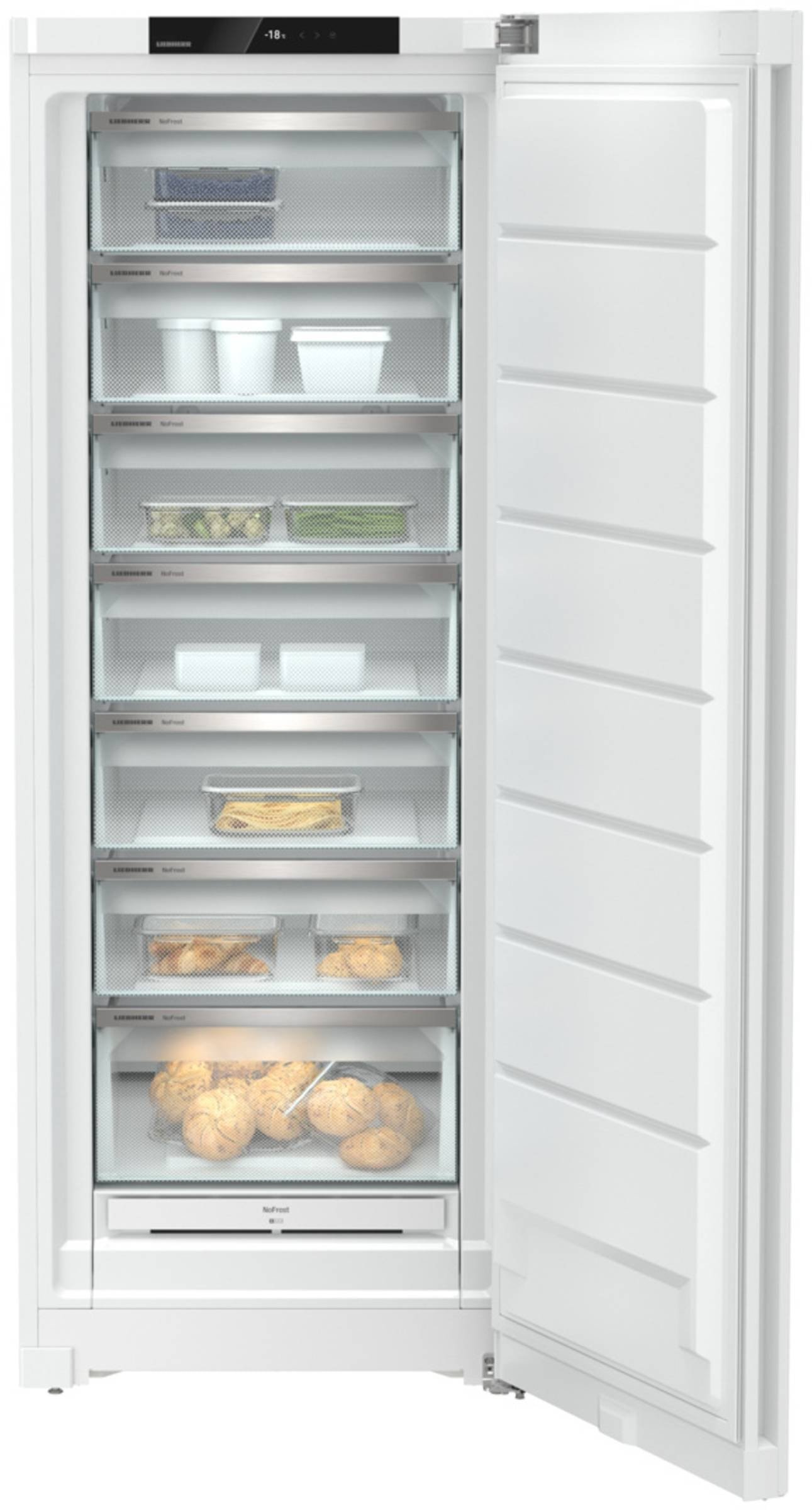 Le congélateur LIEBHERR FND7227-22 est ouvert, révélant sept étagères remplies de récipients, de légumes et de petits pains.