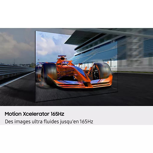 Une voiture de course orange zoome sur une piste, mettant en valeur les visuels Motion Xcelerator 165 Hz ultra-fluides sur le SAMSUNG TQ65S95F.