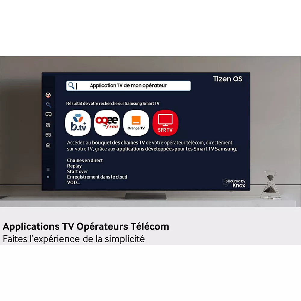 Le téléviseur intelligent SAMSUNG TQ65S95F affiche les applications des opérateurs populaires (SFR, Orange, Free et Bouygues Télécom) avec une barre de recherche à l'écran.