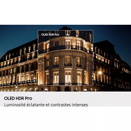 Un bâtiment la nuit montre des différences de luminosité et de contraste vibrantes avec et sans OLED HDR Pro sur le SAMSUNG TQ65S95F.