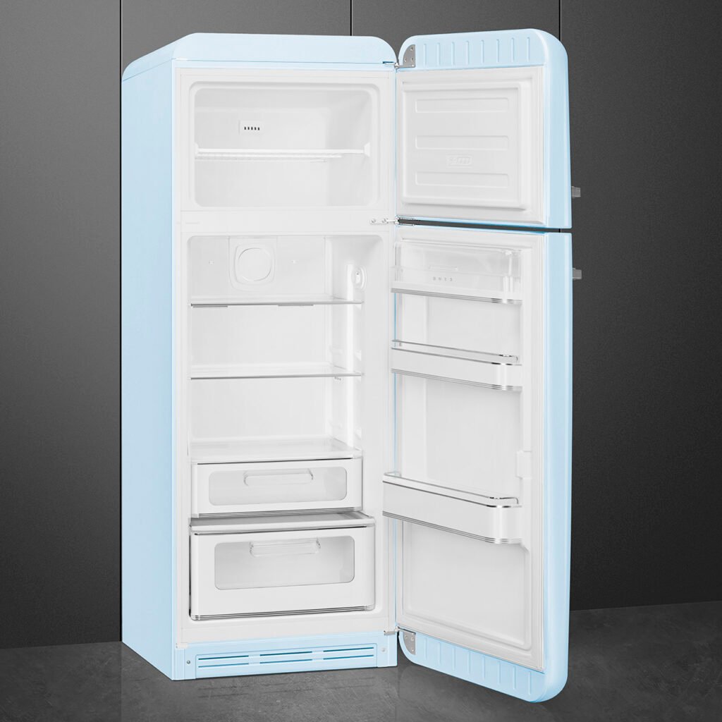 Un réfrigérateur bleu clair SMEG FAB30RPB5 se dresse avec les deux portes ouvertes, révélant ses étagères et compartiments vides.