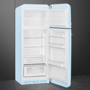 Un réfrigérateur bleu clair SMEG FAB30RPB5 se dresse avec les deux portes ouvertes, révélant ses étagères et compartiments vides.