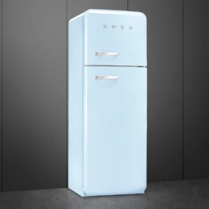 Un réfrigérateur SMEG FAB30RPB5 bleu clair avec poignées chromées est placé contre un mur gris foncé.