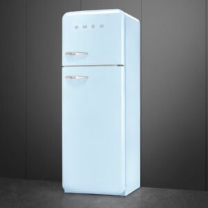 Le réfrigérateur SMEG FAB30RPB5 présente un design rétro bleu clair avec des poignées argentées, présenté sur un fond gris foncé.