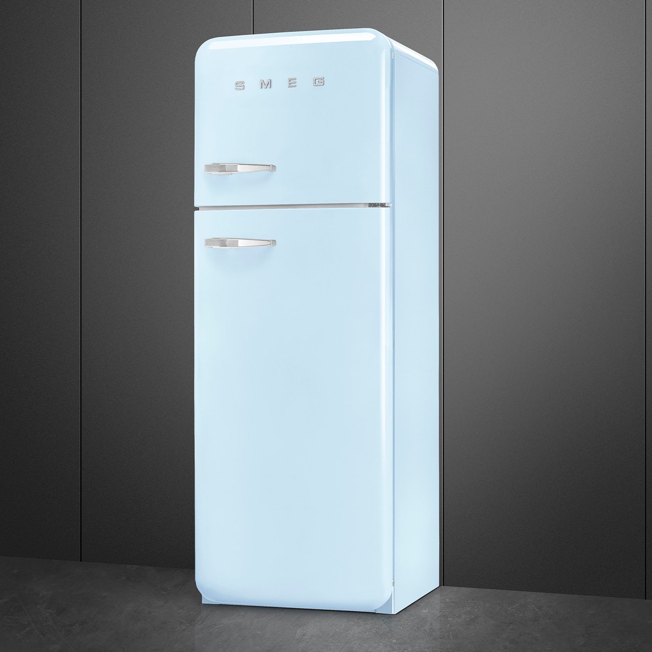 Le réfrigérateur SMEG FAB30RPB5 présente un design rétro bleu clair avec des poignées argentées, présenté sur un fond gris foncé.