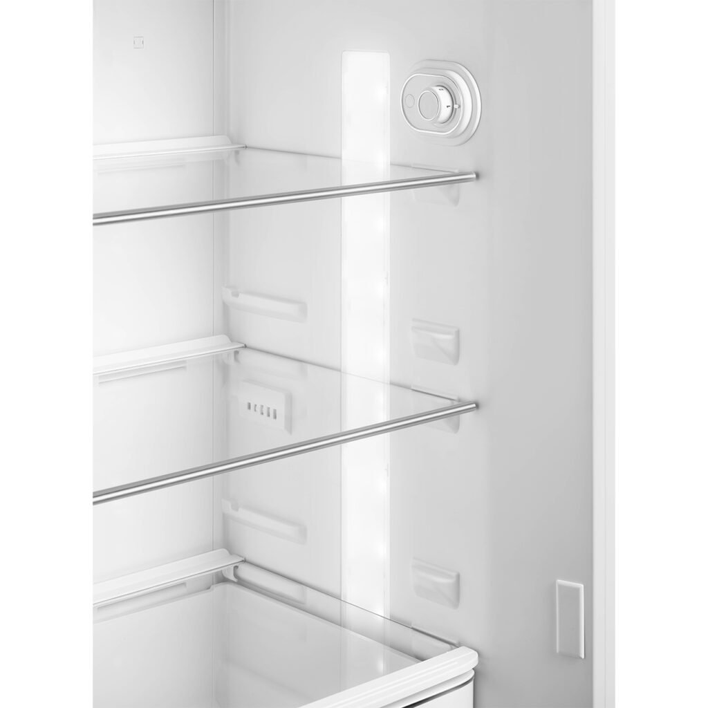 À l'intérieur du SMEG FAB30RPB5, des étagères en verre, un bouton de commande et une bande lumineuse LED verticale offrent à la fois un style élégant et une fonctionnalité quotidienne.