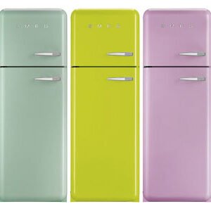 Une rangée de réfrigérateurs SMEG FAB30RPB5 de style rétro colorés dans différentes nuances, du blanc au noir, alignés côte à côte.
