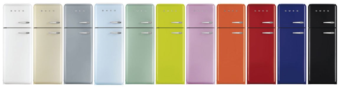 Une rangée de réfrigérateurs SMEG FAB30RPB5 de style rétro colorés dans différentes nuances, du blanc au noir, alignés côte à côte.