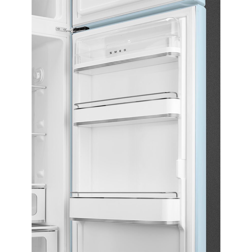 La porte ouverte du réfrigérateur révèle des étagères vides et claires à l'intérieur, avec l'inscription « SMEG FAB30RPB5 » en haut.