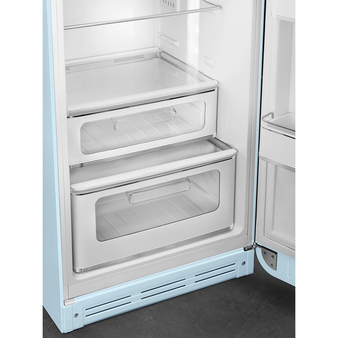 Ouvrez le réfrigérateur SMEG FAB30RPB5, doté d'un extérieur bleu clair élégant et de deux bacs à légumes transparents.