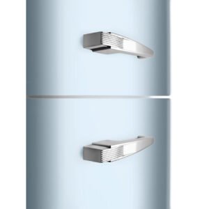 Gros plan sur les poignées chromées du réfrigérateur SMEG FAB30RPB5, un modèle bleu clair de style rétro à deux portes.