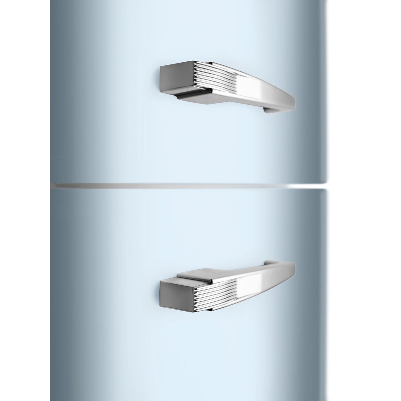 Gros plan sur les poignées chromées du réfrigérateur SMEG FAB30RPB5, un modèle bleu clair de style rétro à deux portes.