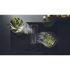 Vue de dessus d'une cuisinière noire FALMEC QUANTUM3421 EASY, dotée de deux casseroles remplies de légumes avec de la vapeur s'élevant de chacune.