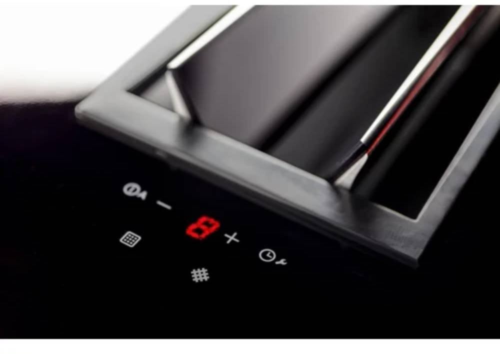 Gros plan d'un grille-pain FALMEC QUANTUM3421 EASY avec commandes numériques et un écran affichant « 8 », offrant une interface intuitive.