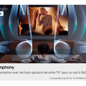 Une personne apprécie la télévision avec des ondes sonores qui l'entourent, mettant en valeur le son surround immersif des haut-parleurs SAMSUNG HW-Q995D (Copie).