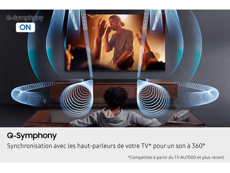 Une personne apprécie la télévision avec des ondes sonores qui l'entourent, mettant en valeur le son surround immersif des haut-parleurs SAMSUNG HW-Q995D (Copie).