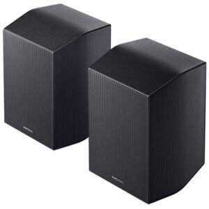 Deux haut-parleurs sans fil rectangulaires noirs avec des sommets inclinés sont placés côte à côte sur un fond blanc, des compagnons idéaux pour le système audio SAMSUNG HW-Q995D (Copie).