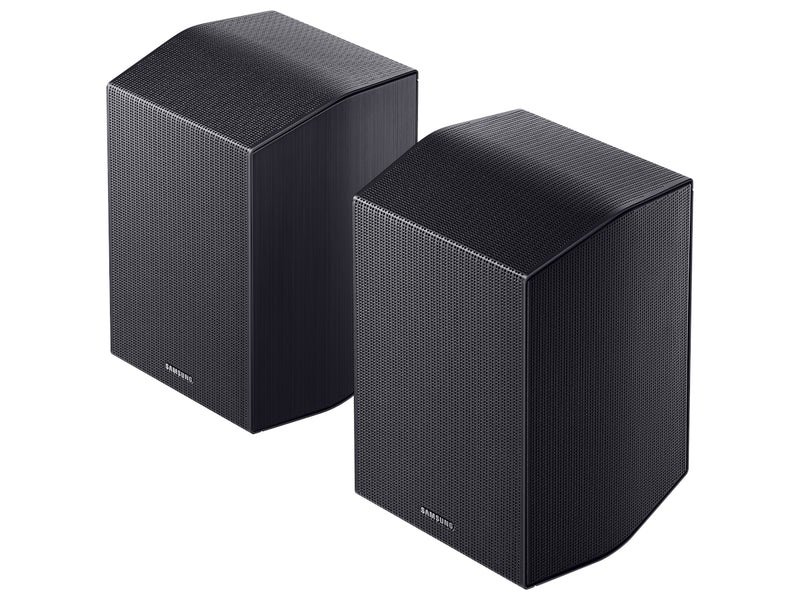 Deux haut-parleurs sans fil rectangulaires noirs avec des sommets inclinés sont placés côte à côte sur un fond blanc, des compagnons idéaux pour le système audio SAMSUNG HW-Q995D (Copie).