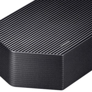 Gros plan d'un appareil électronique noir SAMSUNG HW-Q995D (Copie) doté d'une surface texturée et nervurée et de bords arrondis.