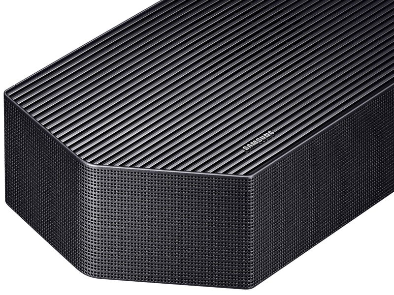 Gros plan d'un appareil électronique noir SAMSUNG HW-Q995D (Copie) doté d'une surface texturée et nervurée et de bords arrondis.