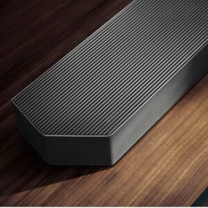 Gros plan de la barre de son élégante et moderne SAMSUNG HW-Q995D (Copie) sur une surface en bois, mettant en valeur son design haut de gamme et ses performances audio supérieures.