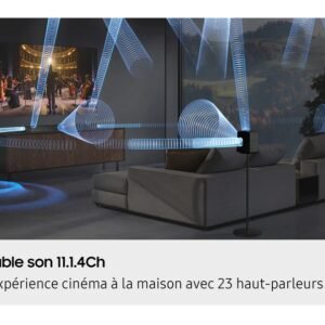 Salon avec canapé, télévision et haut-parleurs ; les ondes sonores bleues mettent en valeur le système de son surround immersif à 23 haut-parleurs du SAMSUNG HW-Q995D (Copie).