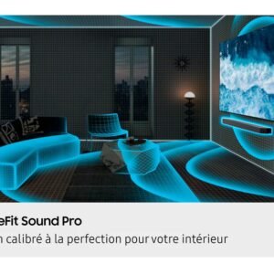 Un salon avec des graphiques d'ondes sonores bleues calibrant l'audio autour des meubles et un téléviseur mural, mettant en valeur la qualité sonore avancée du SAMSUNG HW-Q995D (Copie).