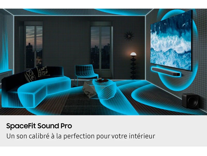Un salon avec des graphiques d'ondes sonores bleues calibrant l'audio autour des meubles et un téléviseur mural, mettant en valeur la qualité sonore avancée du SAMSUNG HW-Q995D (Copie).