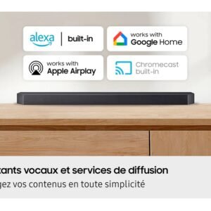 Une barre de son SAMSUNG HW-Q995D (Copie) repose sur une surface en bois, avec les logos Alexa, Google Home, Apple AirPlay et Chromecast affichés au-dessus.