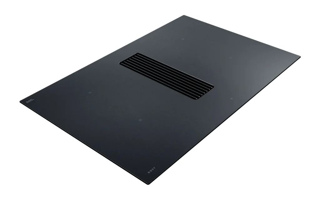 Table de cuisson à induction plate noire avec évent central et design minimaliste sur fond blanc, mettant en vedette la ligne NOVY 1861-G1 EASY MATT.