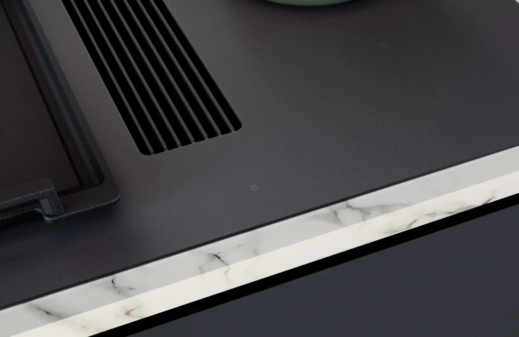 Gros plan d'un plan de travail de cuisine moderne noir NOVY 1861-G1 EASY MATT LINE, doté d'un bord en marbre et d'une grille de ventilation intégrée.