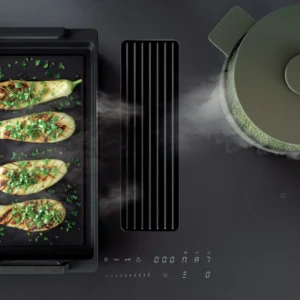Des aubergines grillées et une marmite fumante sont posées sur l'élégant poêle noir moderne NOVY 1861-G1 EASY MATT LINE.