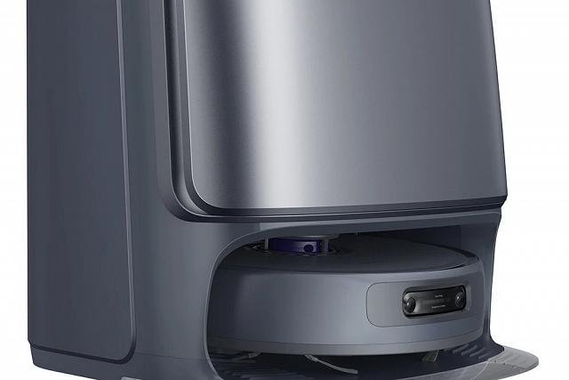 Le NARWAL FREO Z10 ULTRA GRIS est un aspirateur robot gris élégant présenté dans sa station de charge et de nettoyage.