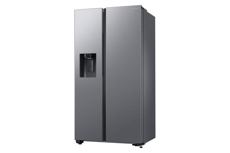 Le SAMSUNG RS65DG54R3S9EF est un réfrigérateur côte à côte avec une finition en acier inoxydable et comprend un distributeur d'eau et de glace sur la porte gauche.
