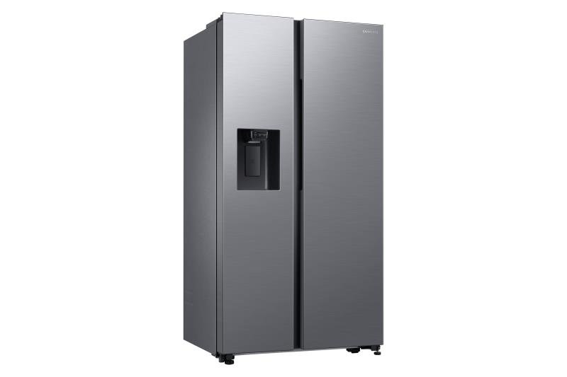 Le SAMSUNG RS65DG54R3S9EF est un élégant réfrigérateur côte à côte en acier inoxydable avec un élégant distributeur d'eau et de glace sur la porte gauche.