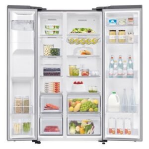 Ouvrez le réfrigérateur SAMSUNG RS65DG54R3S9EF pour le trouver rempli de fruits frais, de légumes, de boissons, de produits laitiers, d'œufs et d'une variété d'aliments emballés.