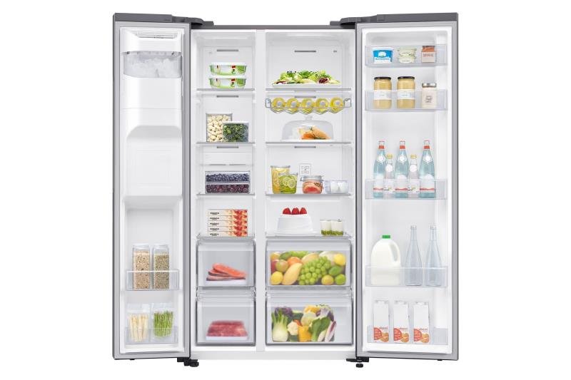 Ouvrez le réfrigérateur SAMSUNG RS65DG54R3S9EF pour le trouver rempli de fruits frais, de légumes, de boissons, de produits laitiers, d'œufs et d'une variété d'aliments emballés.