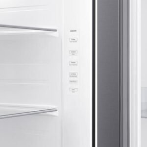 Ouvrez le réfrigérateur SAMSUNG RS65DG54R3S9EF pour révéler des étagères vides et un panneau de commande intérieur avec des boutons dans cet appareil de cuisine moderne.