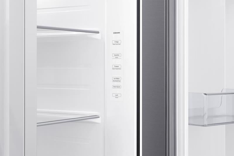 Ouvrez le réfrigérateur SAMSUNG RS65DG54R3S9EF pour révéler des étagères vides et un panneau de commande intérieur avec des boutons dans cet appareil de cuisine moderne.