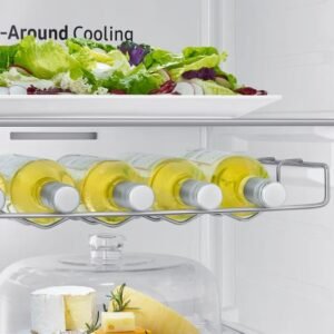 Une assiette de salade, des bouteilles de vin blanc et un plateau de fromages sont soigneusement disposés sur les étagères à l'intérieur du réfrigérateur SAMSUNG RS65DG54R3S9EF.